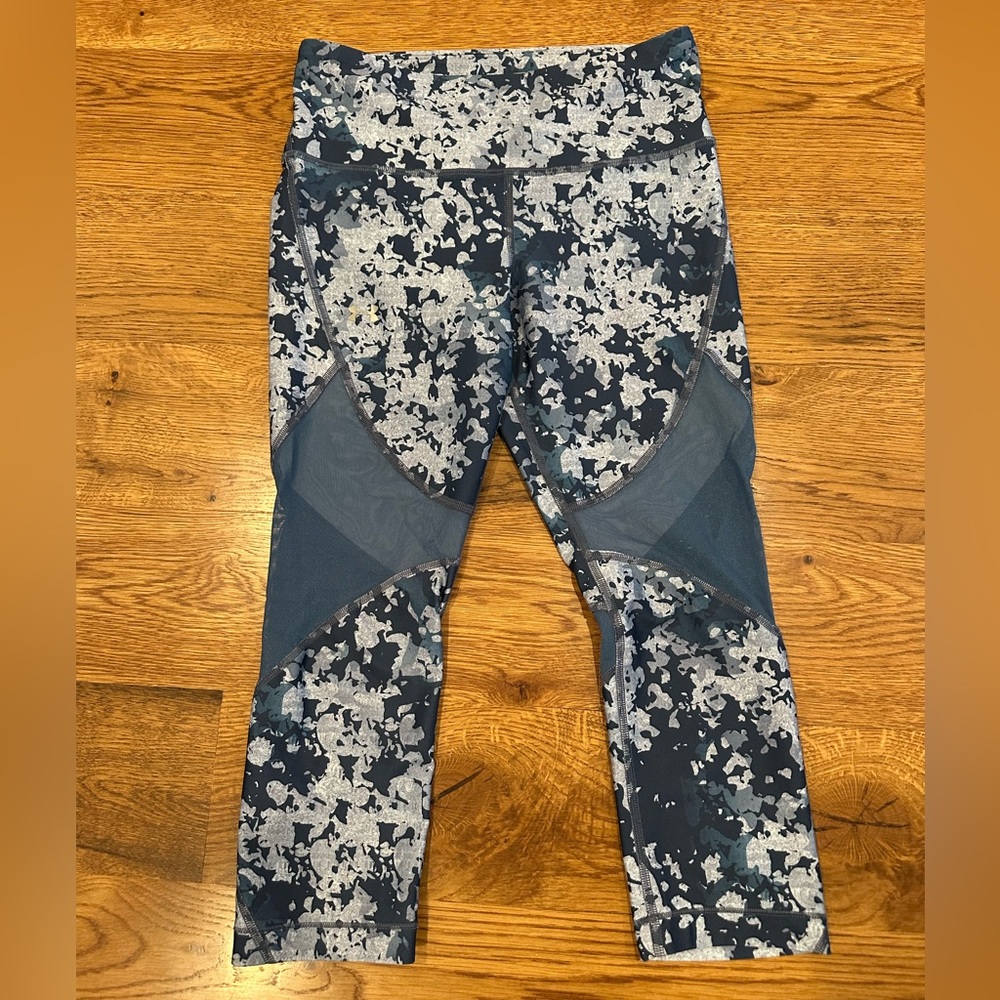 Under Armour cropped heatgear compression leggings, womens medium